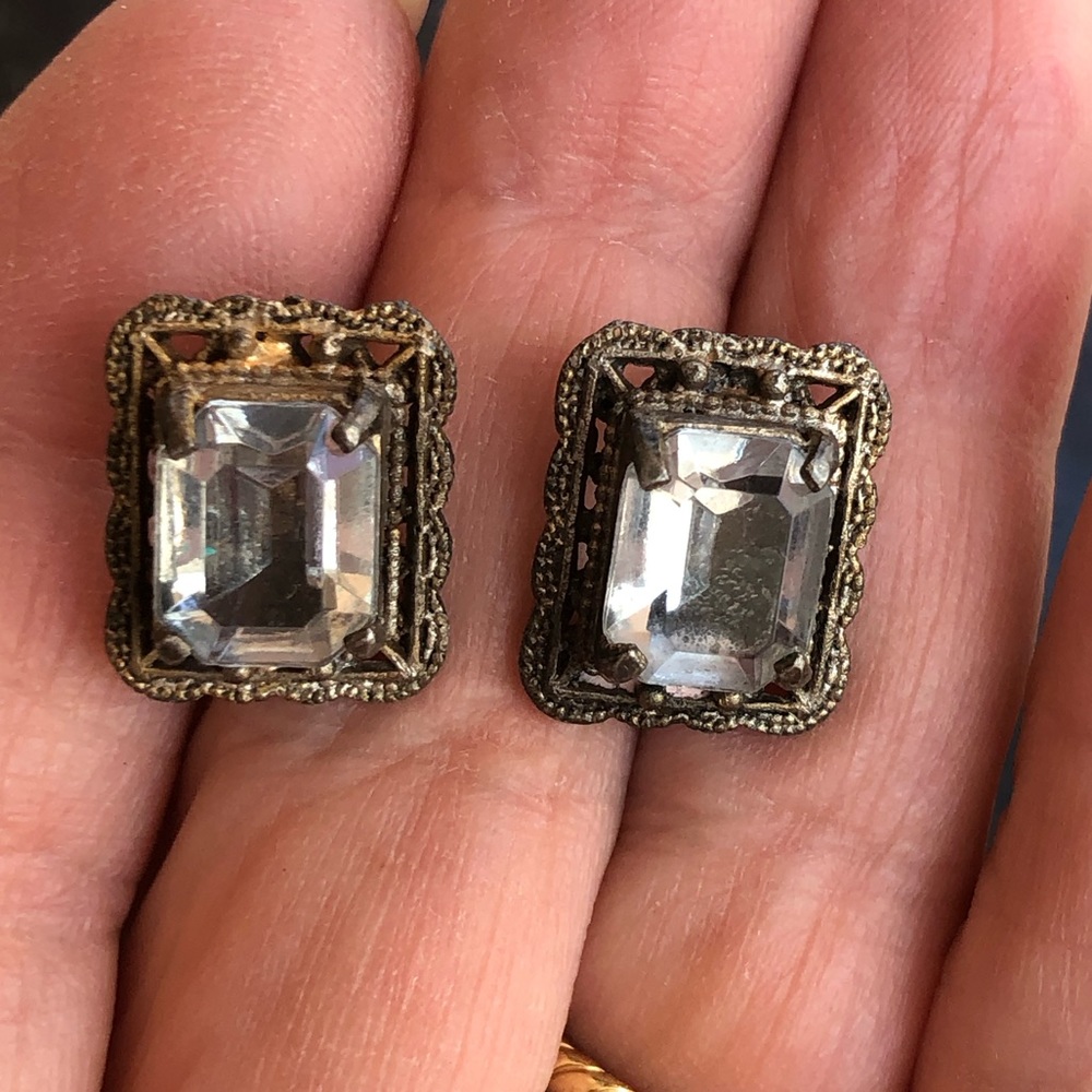 Vintage blue ice emerald-cut earrings set in rustic silver filigree - Picture 2 of 9